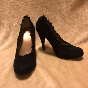 Black pump shoes